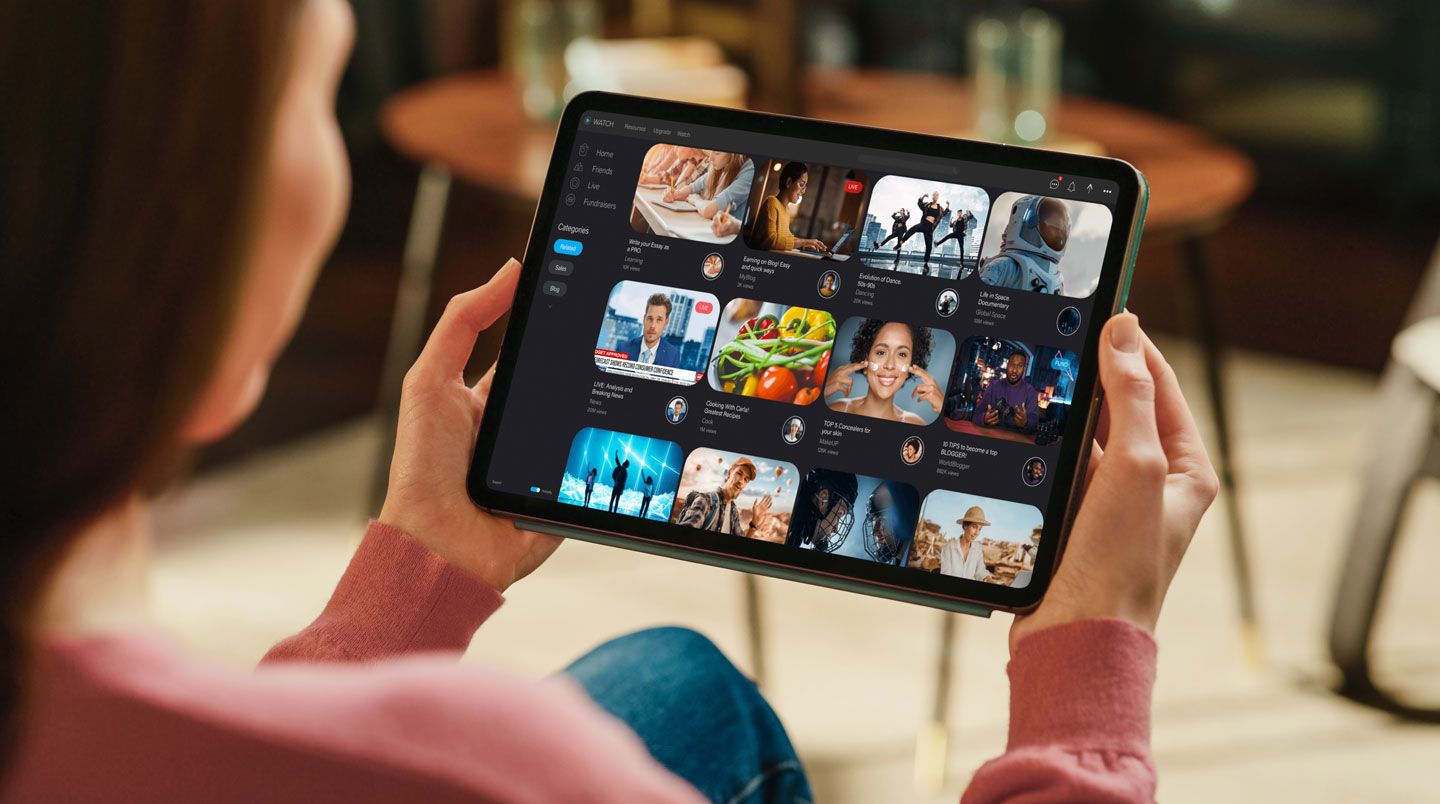 Robinet vintage en laiton avec filet d'eau contrôlé symbolisant la maîtrise de la consommation de streaming et de données